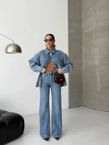 Ensemble en denim bleu délavé avec chemise oversize et jean taille haute à jambes larges