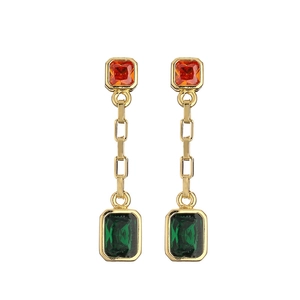 Boucles d'oreilles pendantes dorées avec pierres précieuses carrées orange et vertes