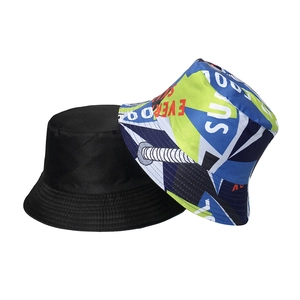 Dettaglio cappello a secchiello reversibile con lato nero e stampa graffiti con lettere