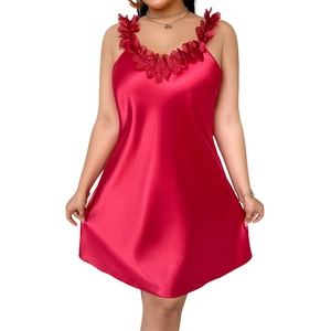 Nuisette en satin rouge avec décolleté en V fleuri et finition soyeuse pour femme