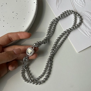 Double-layer geometric pearl necklace with square mother-of-pearl pendant and zircon details