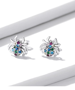 Makro-Detail von S925 Silber-Spinne-Ohrsteckern mit bunten Zirkon-Edelsteinen