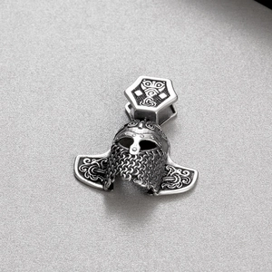 Détail macro du pendentif casque de guerrier viking hibou en acier argenté antique