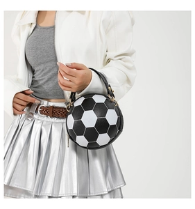 Dettaglio della borsa alla moda a forma di pallone da calcio con motivo bianco e nero e manico
