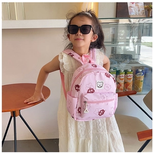 Dettaglio dello zaino rosa per bambini con stampe di orsetti in tessuto leggero