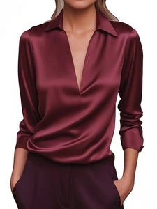 Detailansicht der weinroten Langarmbluse mit V-Ausschnitt und edlem Satin-Finish