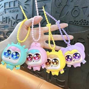 Lot de quatre porte-clés colorés et mignons en forme de fille pour soulager le stress.