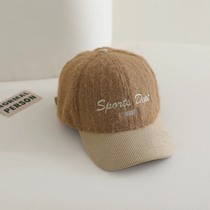 Vue détaillée de la broderie SD et de la visière en velours côtelé du bonnet enfant