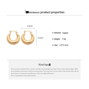 Détail de boucles d'oreilles créoles dorées de 2,5 cm en cuivre poli de haute qualité