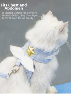 Harnais chat bleu avec ailes en peluche et étoile sur un chat blanc