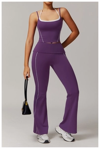 Détail d'un ensemble de yoga violet avec pantalon évasé et haut de sport dos nu