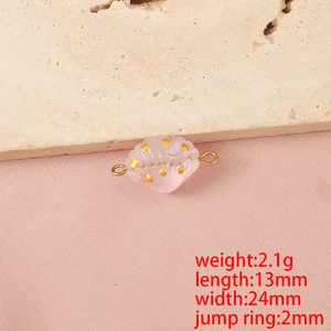 Dettaglio pendente a conchiglia rosa stile oceano con accenti dorati per gioielli fai da te