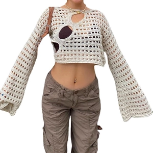Top chic de ganchillo en color crema con mangas acampanadas y detalles calados estilo Y2K