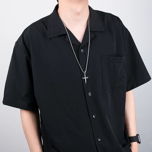 Collier croix argenté triple épaisseur style hip hop porté par un mannequin homme