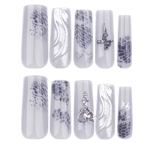 Faux ongles 3D cœur chromé et croix rose avec motifs léopard et œil de chat gris