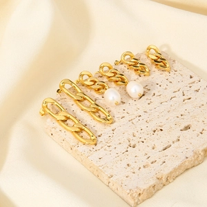 Dettaglio di orecchini a catena cubana in oro 18K con perle naturali d'acqua dolce