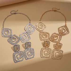 Set aus gehämmerten quadratischen Statement-Halsketten in Gold und Silber für Damen