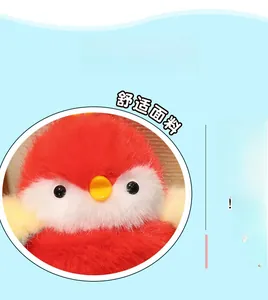 Détail macro de l'oiseau en peluche rouge montrant la texture douce et les traits mignons