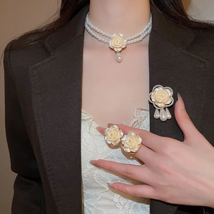 Vue détaillée d'un ensemble de bijoux élégants en perles portés par un mannequin