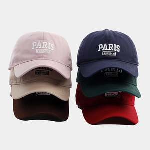 Vue détaillée de casquettes de baseball en coton en six couleurs brodées PARIS