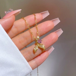Elegante collana a coda di pesce placcata oro con zircone rosa e dettagli micro-pave