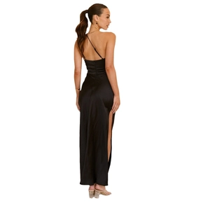 Vestido largo de satén negro con tirante asimétrico, abertura lateral y espalda al aire