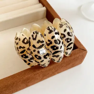 Retro leopard print resin oval link stretch bracelet on brown velvet display tray