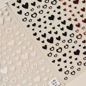 Vue macro détaillée des motifs de cœur sur les autocollants à ongles TS-288 colorés