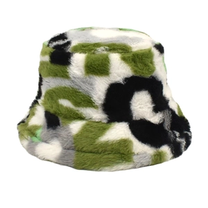 Vue détaillée de la texture en peluche camouflage du bob d'hiver doux et chaud