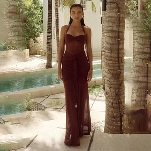 Robe dos nu marron avec fronces et jupe longue en tulle au bord d'une piscine de luxe