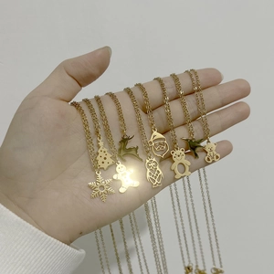 Détail de huit pendentifs de Noël comprenant le Père Noël et un hibou en or 18 carats
