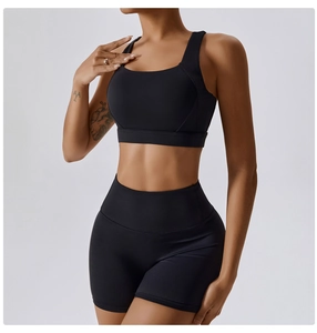 Dettaglio del set yoga nero con reggiseno sportivo elasticizzato e pantaloncini ciclista