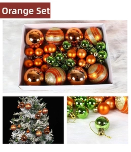Dettaglio macro di palline di Natale arancioni e verdi con finiture lucide e glitterate