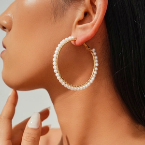 Fashionable golden metal wire hoop earrings with white faux pearls for women