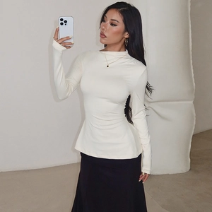 Haut à manches longues blanc ajusté de style minimaliste avec une jupe noire
