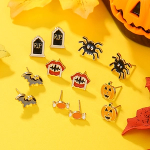 Detailansicht Halloween Ohrstecker Set mit Kürbis, Spinne und Fledermaus Motiven