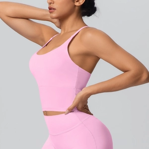 Gros plan latéral d'un ensemble de yoga rose avec soutien-gorge de sport et legging