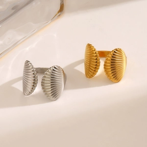 Bagues ouvertes minimalist avec texture coquillage en or et argent pour un look marin