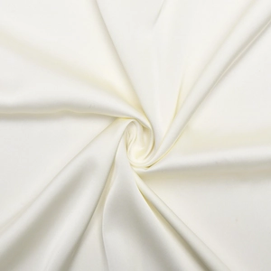 Détail de tissu en satin de soie blanc élégant avec lustre luxueux et texture drapée