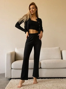 Ensemble détente trois pièces en maille côtelée noire avec cardigan, haut court et pantalon