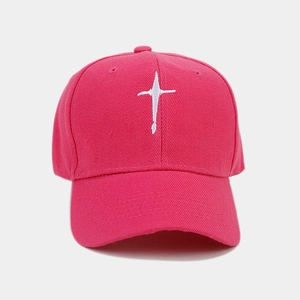 Détail de la casquette rose vif avec broderie étoile 3D blanche et coutures soignées