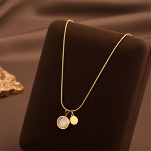 Elegante collana a catena serpente dorata con doppi ciondoli in opale su sfondo scuro