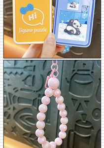 Dettaglio del portachiavi puzzle a scorrimento panda con cinturino in perle rosa