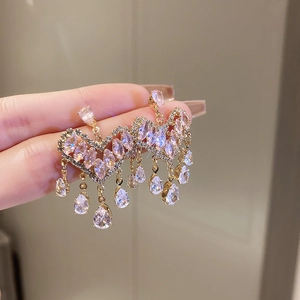 Roze hartvormige kwastjes oorbellen met strass-steentjes en goudfinish