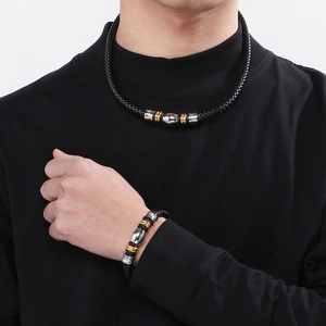 Ensemble collier et bracelet en cuir tressé pour homme avec détails bicolores