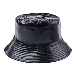 Vue détaillée du chapeau bob en cuir verni noir avec coutures et finition brillante