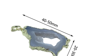Dettaglio del ciondolo in geode di agata naturale 40-50mm con bordo placcato oro 14K