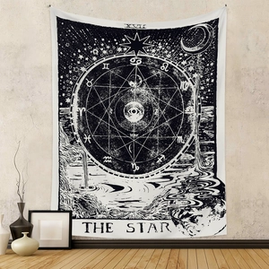 Dettaglio dell'arazzo dei Tarocchi La Stella appeso a una parete grigia come decoro