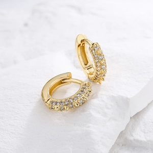 Boucles d'oreilles créoles dorées 18 carats avec oxydes de zirconium sur pierre