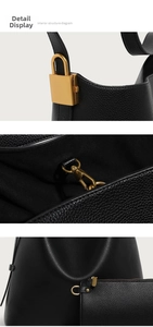 Details von Litschi-Leder, goldenen Metallbeschlägen und einer kleinen Kartenbörse am Beutel